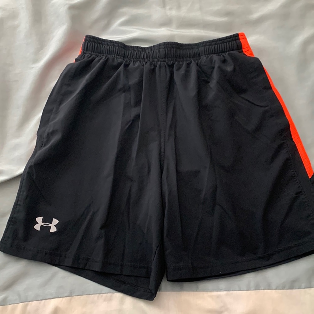 Under Armour men’s heat gear shorts. Black w/orange stripes, has pockets. Size m